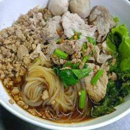 ก๋วยเตี๋ยวหมูน้ำพะโล้ + หมูกรอบ
