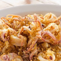 ข้าวหมึกกระเทียมกรอบ