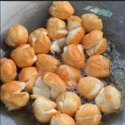 ลูกชิ้นทอด น้ำจิ้มรสเด็ด-เลียบคลอง