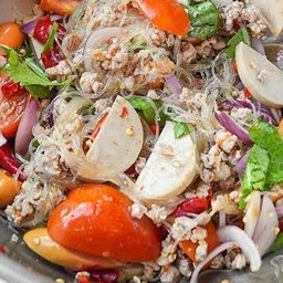 ยำวุ้นเส้นจัดเต็ม (หมูสับ ไส้กรอก หมูยอ)