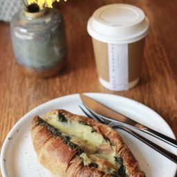 ครัวซองผักโขมอบชีส