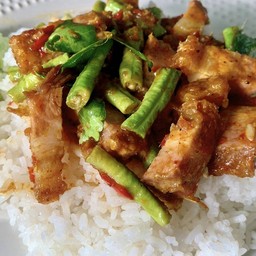 หมูกรอบผัดพริกแกงใต้