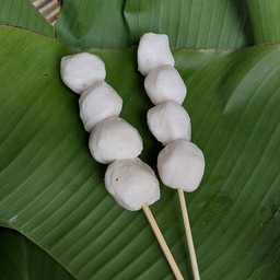 ลูกชิ้นหมูปิ้งไม้ละ