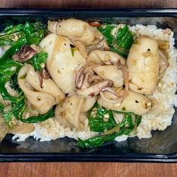 ข้าวปลาหมึกผัดพริกขี้หนู