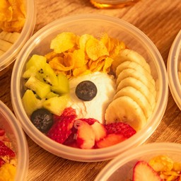 กรีกโยเกิร์ต ปะทะ ผลไม้