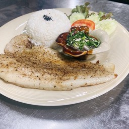 ข้าวปลาดอลลี่ย่างจิ้มแจ่ว