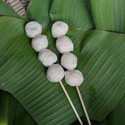 ลูกชิ้นเอ็นหมูปิ้งไม้ละ