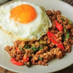 ผัดกระเพราหมูเถื่อน