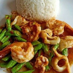 ผัดพริกแกงทะเล ราดข้าว