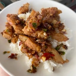 ข้าวราดสามชั้นคั่วพริกเกลือ