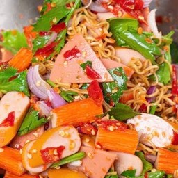 ยำมาม่าไส้กรอกปูอัด