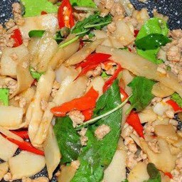 ข้าวกระเพราหมูสับหน่อไม้ดอง