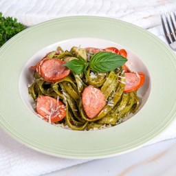 เฟตตูชินี่ซอสเพสโต้ไส้กรอก Ez