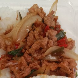 กระเพราหมูสับราดข้าว