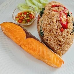 ข้าวกะเพราคลุก แซลมอนทอด