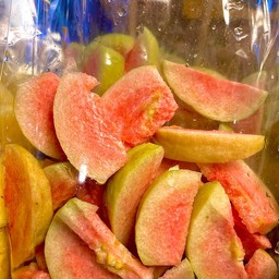 ฝรั่งไส้แดง