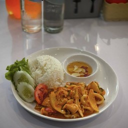 ข้าวหมึกผัดไข่เค็ม