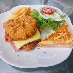 สเต็กไก่ทอดแฮมชีส