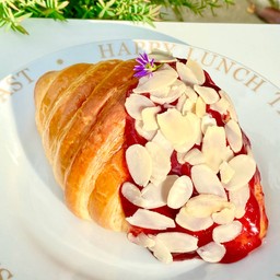 ครัวซองสตอเบอร์รี่อัลมอนด์ (Strawberry Almond Croiss