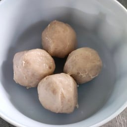 ก๋วยเตี๋ยวลูกชิ้นเฮียอี่