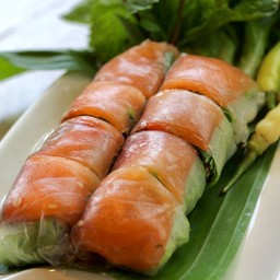 ปอเปี๊ยะสดแซลมอน