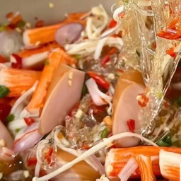 ยำเส้นแก้วไส้กรอกปูอัด