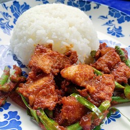 หมูสามชั้นผัดพริกแกงถั่วฝักยาวราดข้าว