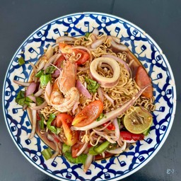 C6 ยำเหลามาม่าทะเล