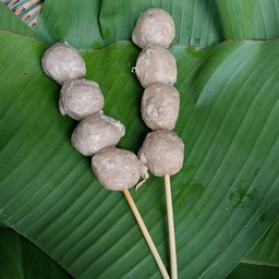 ลูกชิ้นเอ็นเนื้อปิ้งไม้ละ