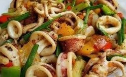 ปลาหมึกไข่ผัดพริกไทยดำ