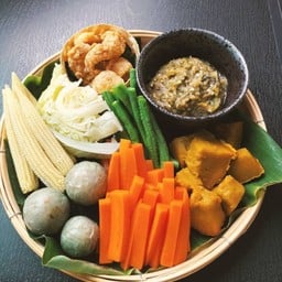 012 ชุดน้ำพริกหนุ่มผักลวก แคบหมู