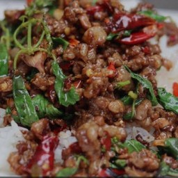 ข้าวราดกระเพราเนื้อโคขุน