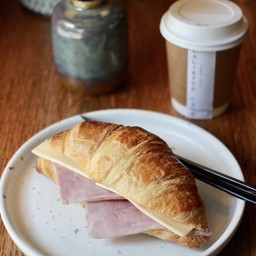 แฮม ชีส ครัวซอง  ทางร้านจะอุ่นร้อนให้เลยค่ะ