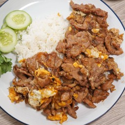 ข้าวหมูกระเทียมผัดไข่