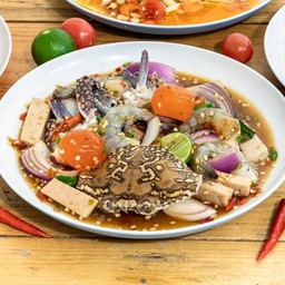 ยำปูม้ากุ้งสดหมูยอไข่แดง