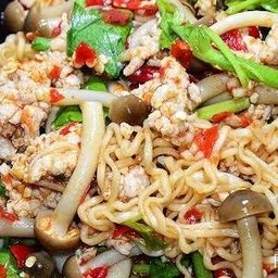 ยำมาม่าหมูสับ+เห็ด