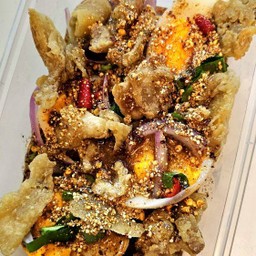 ยำไข่ต้มกากหมู ( ไข่เป็ด 2 ฟอง ) แยกกากหมู