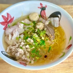 ก๋วยเตี๋ยวหมูต้มยำโบราณ เฮียกอล์ฟ