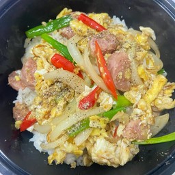 ข้าวราดแหนมผัดไข่