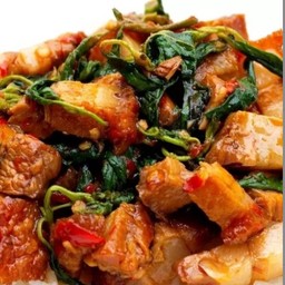 กระเพราหมูกรอบ (กับข้าว)