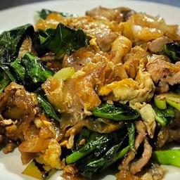 เส้นใหญ่ผัดซีอิ้วหมู