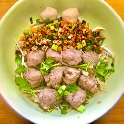 ก๋วยเตี๋ยวหมูเด้งลูกชิ้นโบราณแห้งต้มยำ