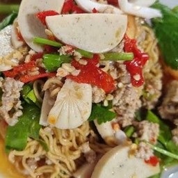 ยำมาม่าหมูสับ หมูยอ