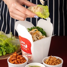 หมี่ไก่แซ่บ ทานคู่หอมเจียวและน้ำจิ้มซีฟู้ด