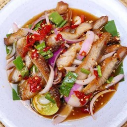 ยำคอหมูทอด