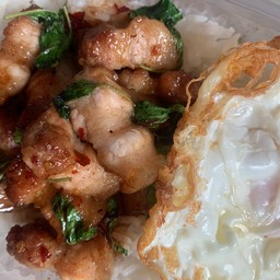 ข้าวผัดพริกแกงหมูสามชั้น