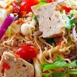 ยำมาม่าหมูสับ หมูยอ เห็ด