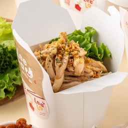 หมี่ไก่กระเทียมพร้อมน้ำพริกหมูกระจก