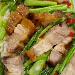 ข้าวคะน้าหมูกรอบ