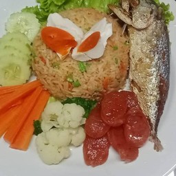 ข้าวผัดน้ำพริกลงเรือ